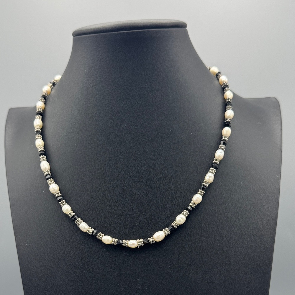 Classic Pearl and Black Bead Necklace - Ivory Pearls